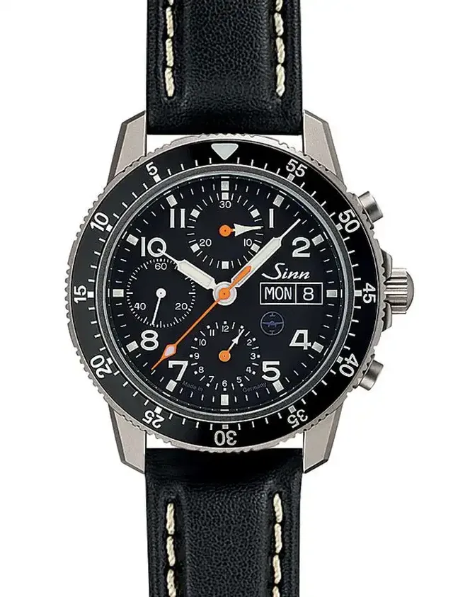 Beispiel für eine Uhr mit Fensterdatum: Sinn Spezialuhren 103 Ti UTC TESTAF