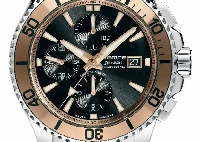 Durch Kupferbeimischung erhält die Hightech-Lünette aus Cermet einen bronzefarbenen Ton.