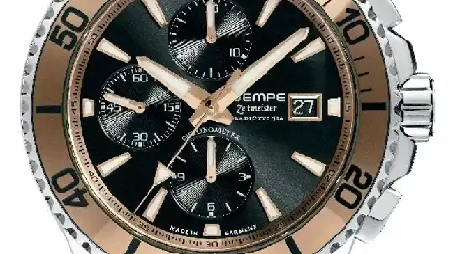 Durch Kupferbeimischung erhält die Hightech-Lünette aus Cermet einen bronzefarbenen Ton.