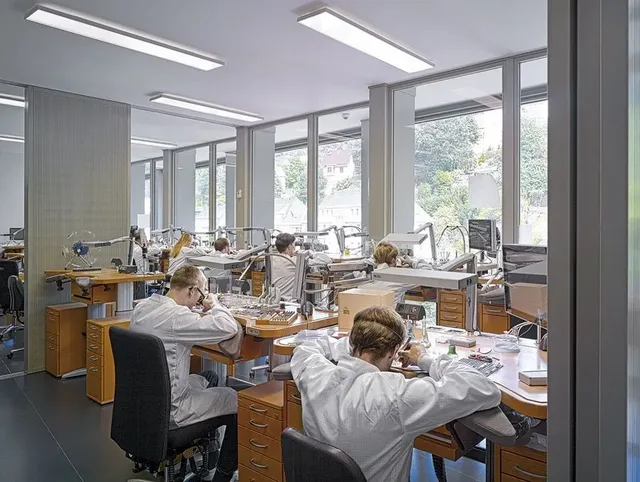 Mit dem neuen Manufakturgebäude gibt es in den Werkstätten mehr Licht und mehr Platz für die Mitarbeiter.