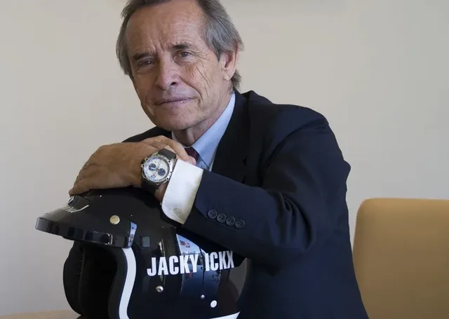Jacky Ickx trägt den Chopard Superfast Chrono Porsche 919 Jacky Ickx Edition