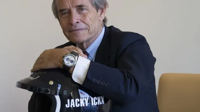 Jacky Ickx trägt den Chopard Superfast Chrono Porsche 919 Jacky Ickx Edition