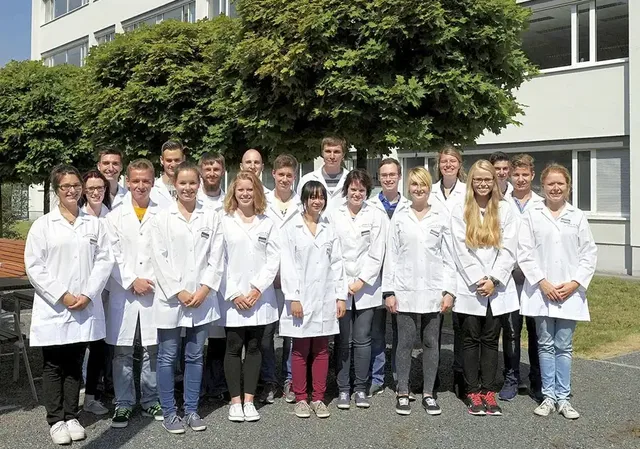 21 neue Azubildende lernen seit Ende August 2015 den Beruf des Uhrmachers oder Werkzeugmachers.