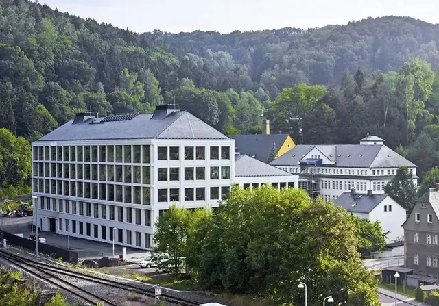 Das neue Manufakturgebauede von A. Lange & Söhne bietet eine Produktionsfläche von 5.400 Quadratmetern und wird umweltschonend über eine Geothermie-Anlage beheizt und gekühlt.