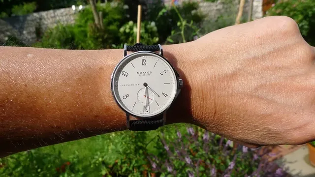 So sitzt die Nomos Ahoi Datum Edition Watchtime.net am Arm von Michael Hövelmann.