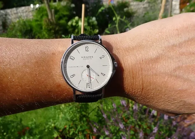 So sitzt die Nomos Ahoi Datum Edition Watchtime.net am Arm von Michael Hövelmann.