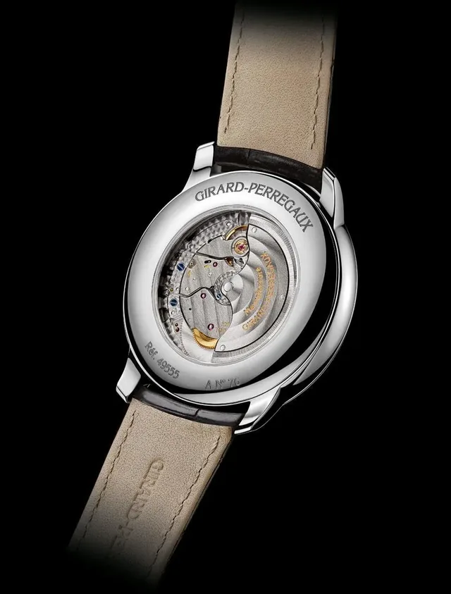 Durch den Saphirglasboden ist das automatische Girard-Perregaux-Kaliber GP0330-0030 sichtbar