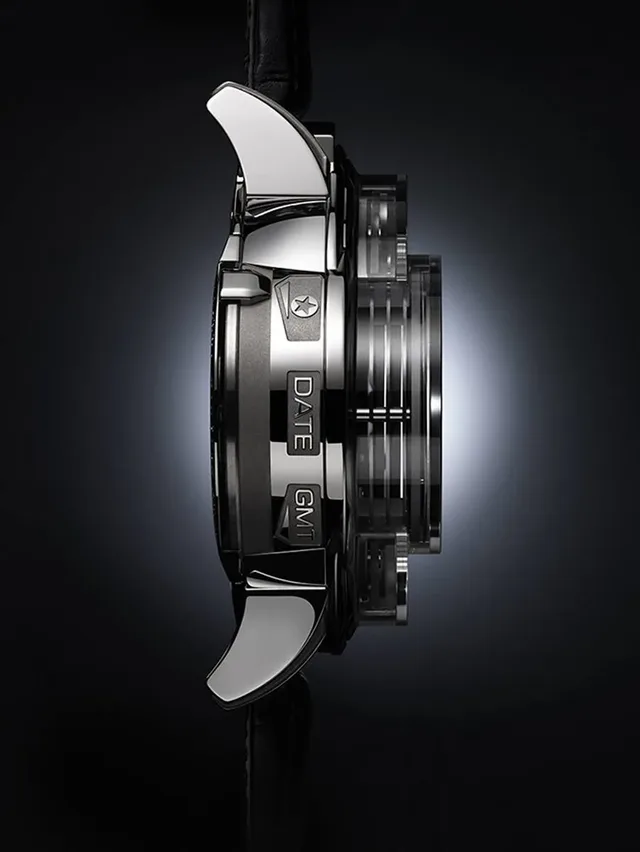 Opus 14: Mit dem Schieber am Gehäuserand wählt man, welche Scheibe auf dem Zifferblatt erscheinen soll