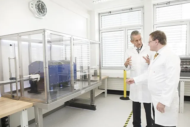 Omega_Präsident Stephen Urquhart vor dem Permanentmagneten.