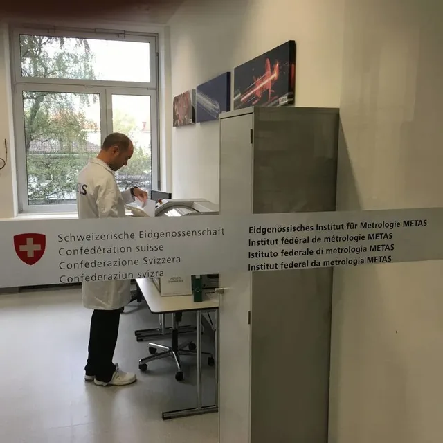 Omega: Prüflabor in dem die Tests unter Aufsicht von Metas stattfinden.