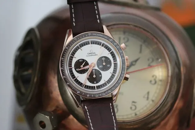 Bei der Speedmaster FOiS mit Panda-Dial wählt Omega ihre eigene Goldlegierung namens Sedna-Gold für das Gehäuse.