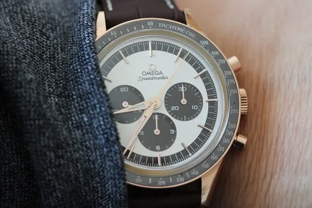 Mit Panda-Dial: die Speedmaster FOiS in Sedna-Gold
