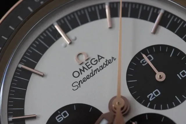 Mit Panda-Dial: die Speedmaster FOiS in Sedna-Gold