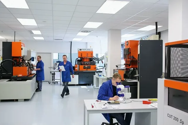 Manufakturporträt Glashütte Original: Drahtrodiermaschinen