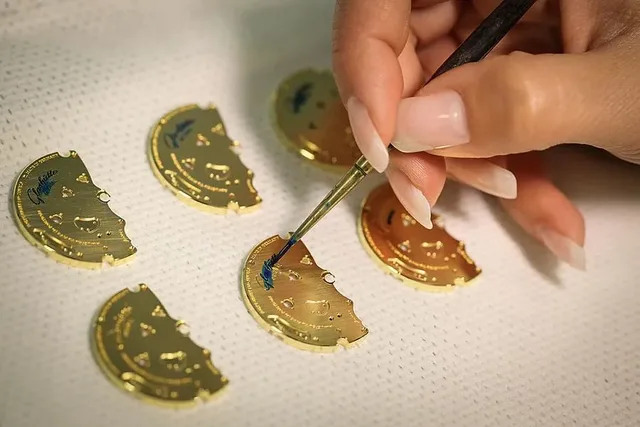 Manufakturporträt Glashütte Original: Goldene Schrift und Schutzlack