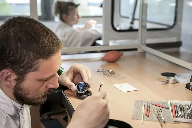 Manufakturporträt Glashütte Original: Das Werk darf ins Gehäuse