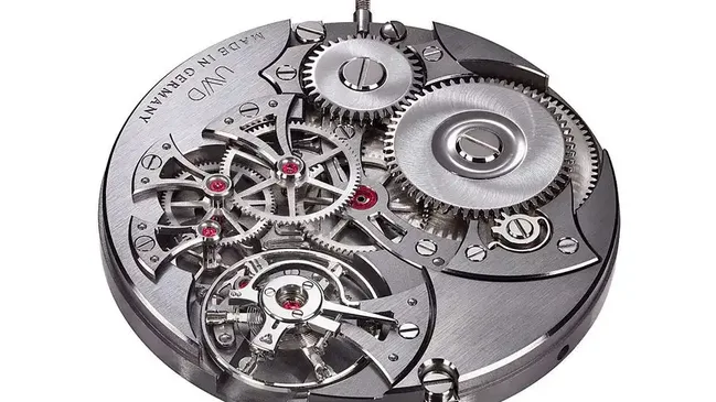 Uhren-Werke-Dresden: Erstes Uhrwerk aus Neusilber