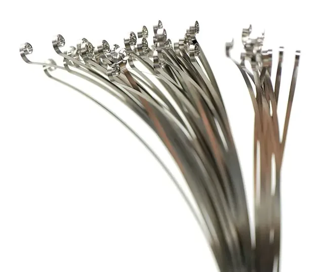 Das Ende der Zugfeder wird zur Endkurve gebogen