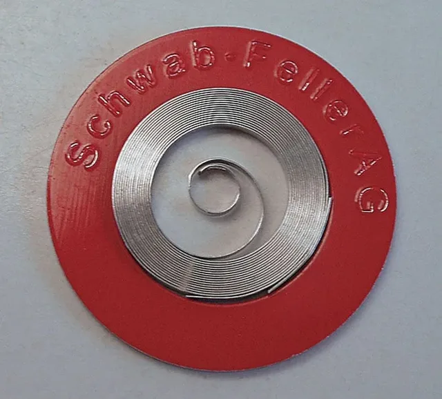 Federn werden für die Auslieferung in Ringe aufgezogen