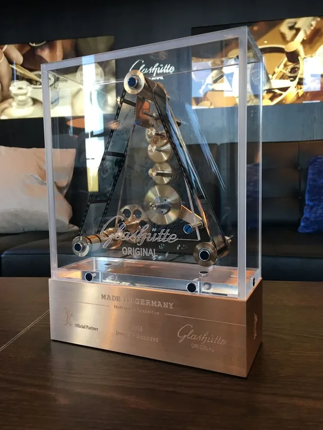 Den mit 15.000 Euro dotierten Preis erhielt 2016 gemeinsam mit der in Glashütte gefertigte Trophäe die Regisseurin Janna Ji Wonders