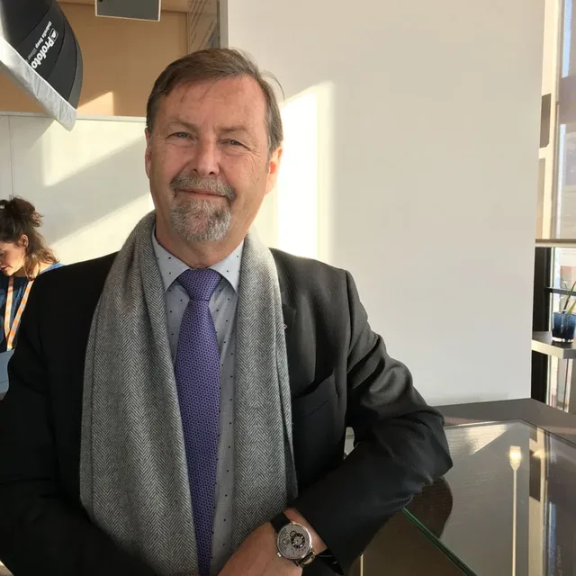 Glashütte-Original-CEO Yann Gamard trägt die PanomaticInverse