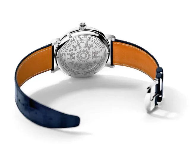 Auf dem Gehäuseboden der IWC Portofino Automatic Moon Phase 37 Edition “Laureus Sport for Good-Foundation” ist die Siegerzeichnung des Kindermalwettbewerb graviert