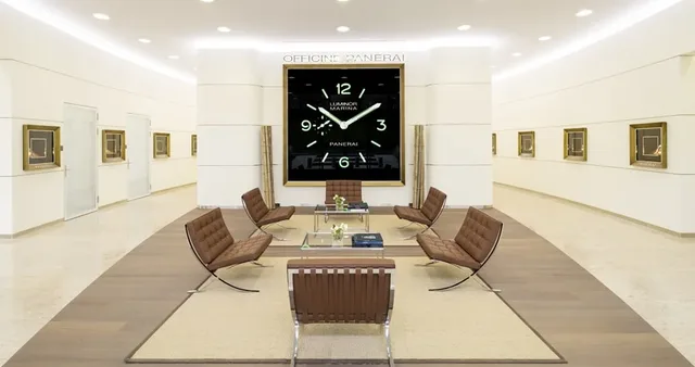 Eine große Panerai-Uhr empfängt die Besucher.