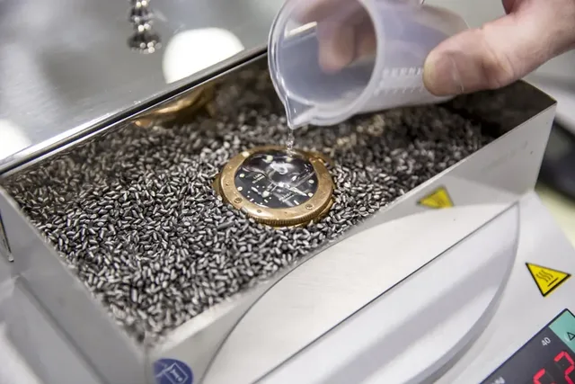 Mit dem Wassertropfentest wird überprüft, ob das Gehäuse einer Uhr wirklich dicht hält.