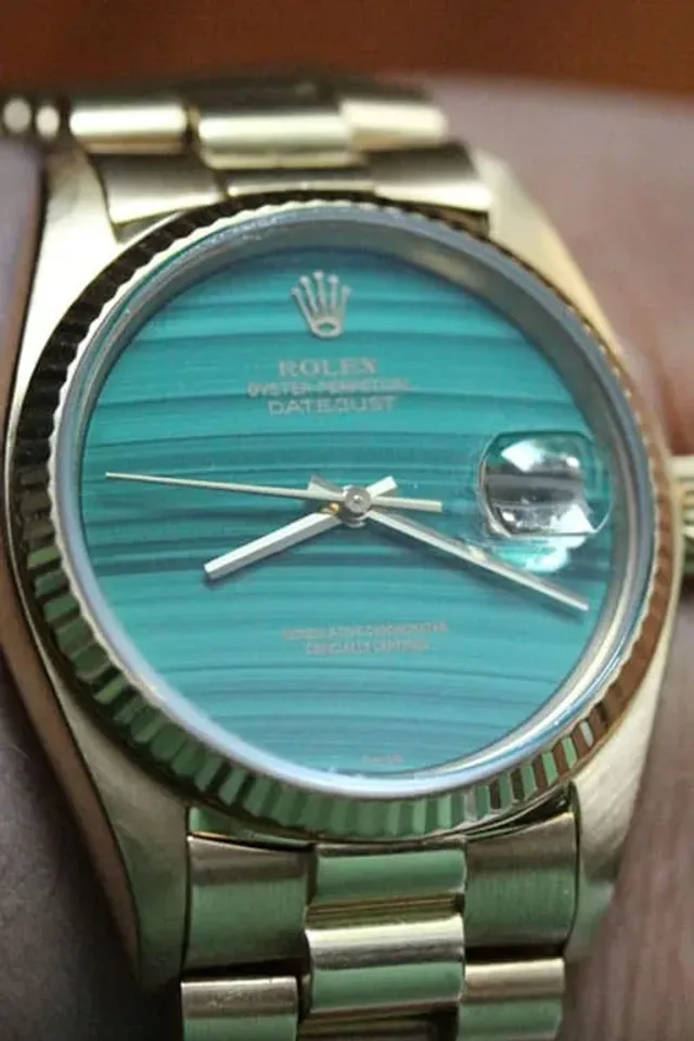 Rolex: Datejust Referenz 16018 mit Malachit-Zifferblatt am Handgelenk (Beitragsbild)