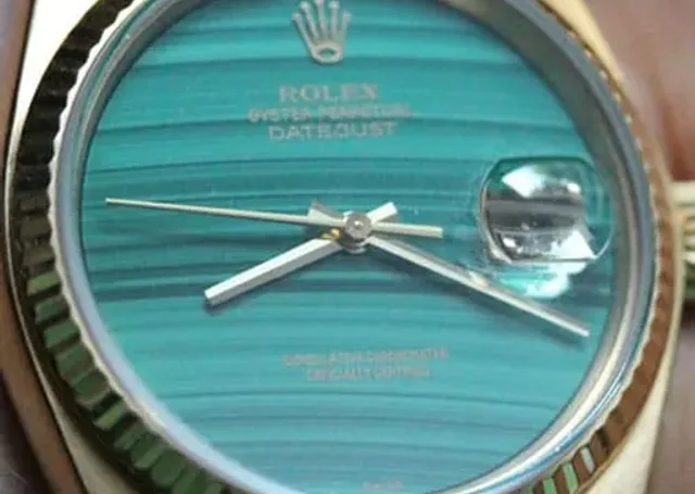 Rolex: Datejust Referenz 16018 mit Malachit-Zifferblatt am Handgelenk (Beitragsbild)