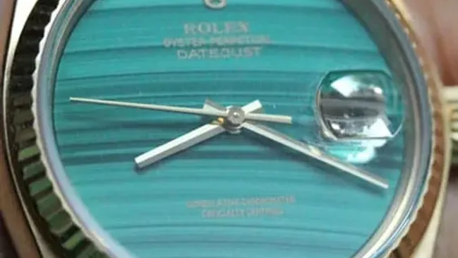 Rolex: Datejust Referenz 16018 mit Malachit-Zifferblatt am Handgelenk (Beitragsbild)
