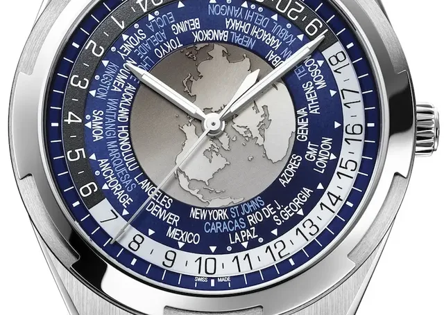 Die World Time Overseas von Vacheron Constantin mit blauem Zifferblatt.