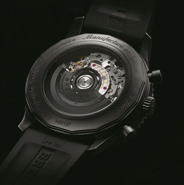 Breitling: Durch den Saphirglasboden der Navitimer 46 Blacksteel ist das Breitling-Manufakturkaliber B01 sichtbar