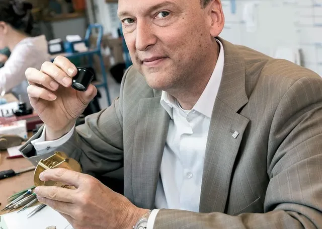 Taco Walstra, Leiter der Zentralwerkstatt bei Juwelier Wempe in Hamburg