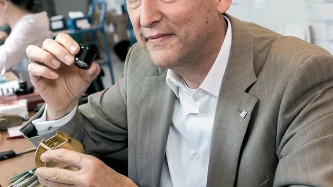 Taco Walstra, Leiter der Zentralwerkstatt bei Juwelier Wempe in Hamburg