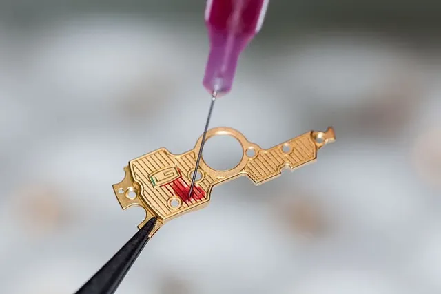 Die Brücken werden nach dem Vergolden von Hand ausgelackt, um die gwünschte Optik zu erzielen