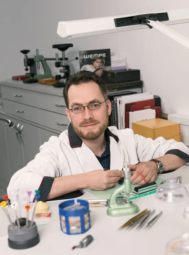 Marcus Ettling, Uhrmacher in der Hamburger Zentralwerkstatt bei Juwelier Wempe