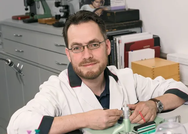 Marcus Ettling, Uhrmacher in der Hamburger Zentralwerkstatt bei Juwelier Wempe