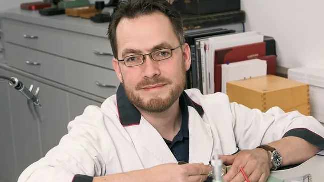 Marcus Ettling, Uhrmacher in der Hamburger Zentralwerkstatt bei Juwelier Wempe