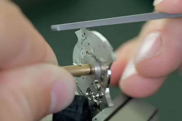 Mithilfe von Feilen wird als erstes die Grundform (Flanken) ausgearbeitet