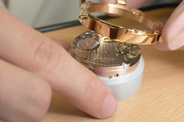 Einschalen des Kalibers in den Gehäusemantel