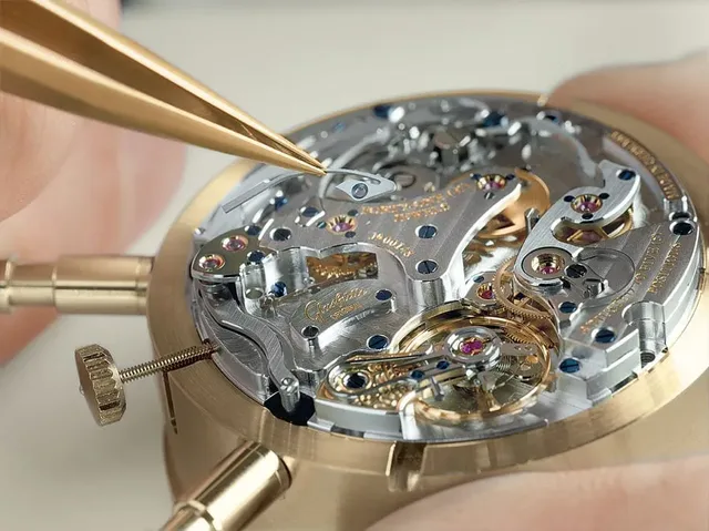 Der filigrane Schalthebel wird in das Kaliber 61 von Glashütte Original eingebaut