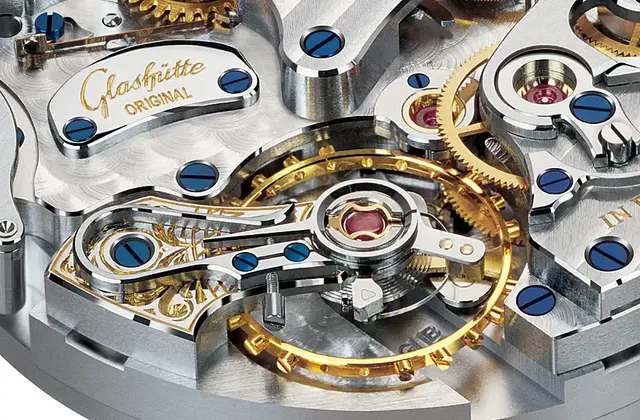 Goldene Abgleichschrauben an einer Schraubenunruh