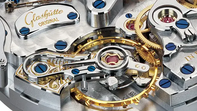 Goldene Abgleichschrauben an einer Schraubenunruh