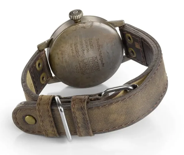 Laco: gravierter und gealteter Gehäuseboden des Erbstück-Modells