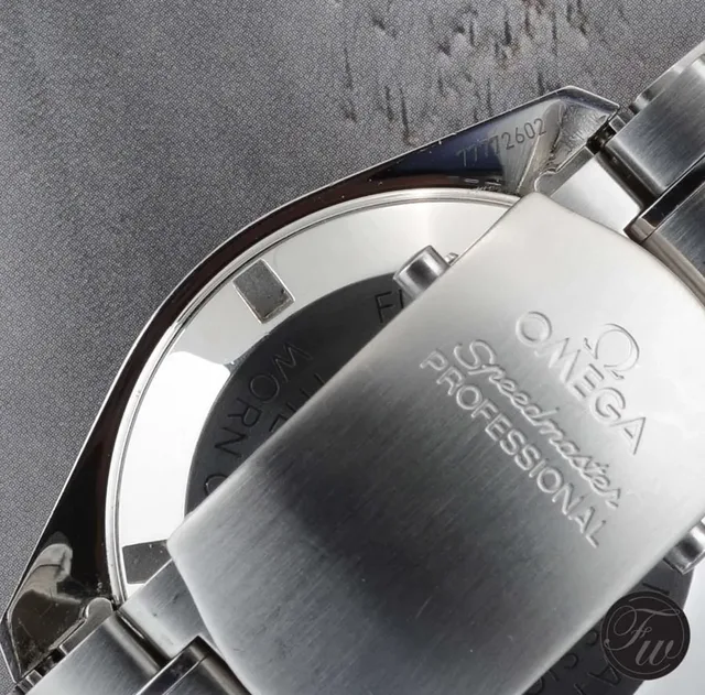 Die Seriennummer der Omega Speedmaster Referenz 3570.50 findet sich im Bandanstoß auf der Gehäuserückseite