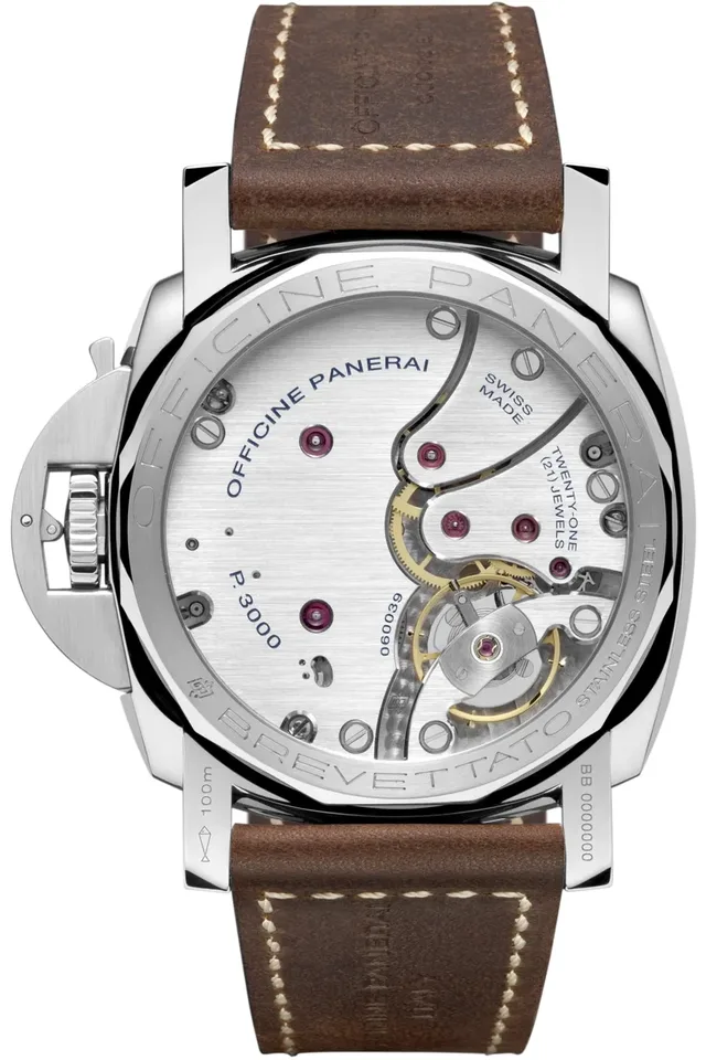 Durch den Glasboden ist das Handaufzugskaliber P.3000 zu sehen.