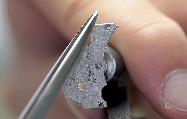 Manuelles Anglieren mit einer alten, polierten Feile