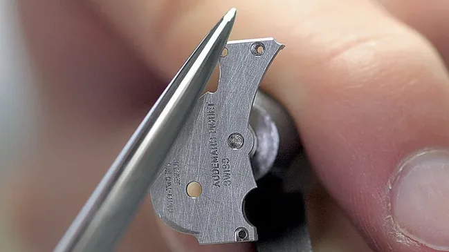 Manuelles Anglieren mit einer alten, polierten Feile