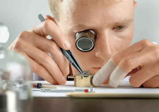 Zusammensetzen der Bauteile einer Uhr